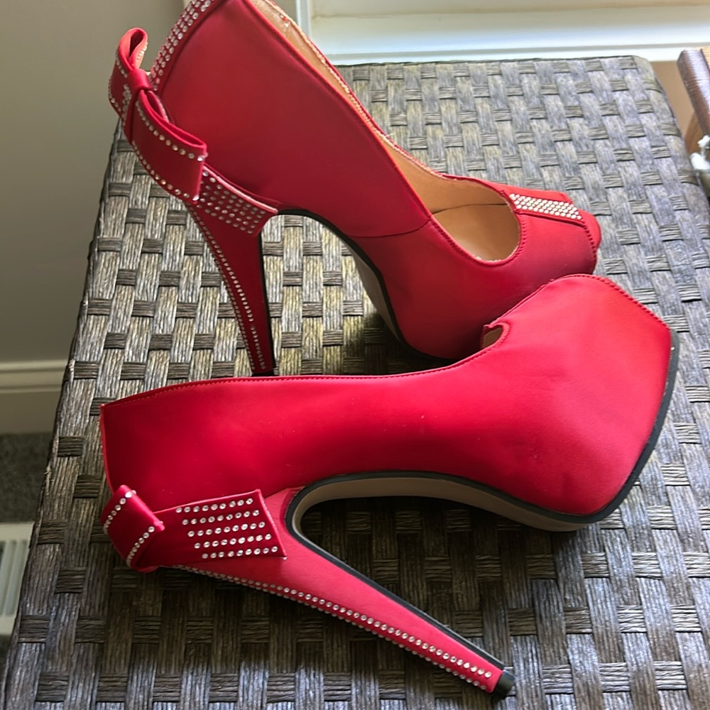 Red size 8 high heels, never worn